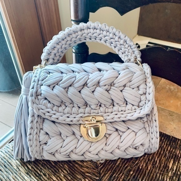 ✨🧶Chunky Knit Light Lavender Satchel w Fringe Tassel and Crossbody Gold Chain✨ - Picture 8 of 9